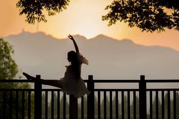 传承！维尼修斯拜访皇马传奇拉莫斯，两人交换国家队球衣