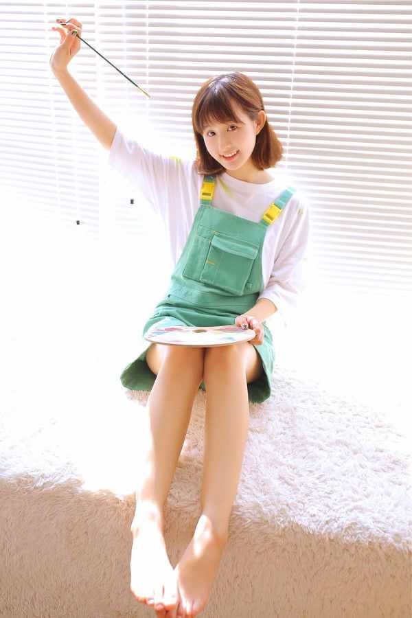 LPL主持小悠珊珊晒照并配文：TES运营决策、团战状态都超级在线！