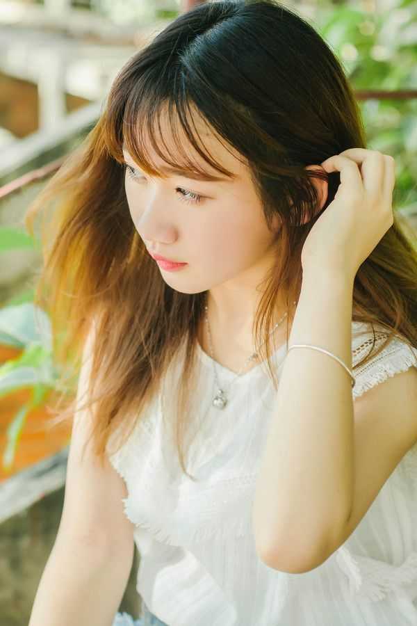 马卡报：新赛季开始前阿隆索面临多项挑战，后防待重塑锋线人太多